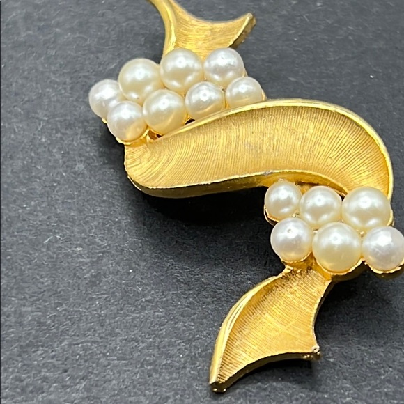Vintage Jewelry Vintage Brushed Gold Faux Pearl Brooch Poshmark